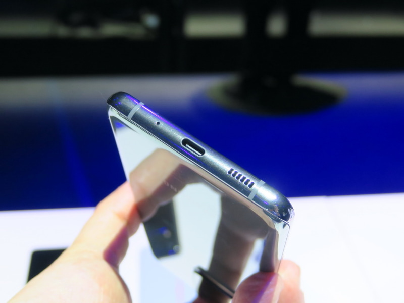 Galaxy S20 Ultraの本体下部。外部接続端子はUSB Type-C。3.5mmイヤホン端子はない