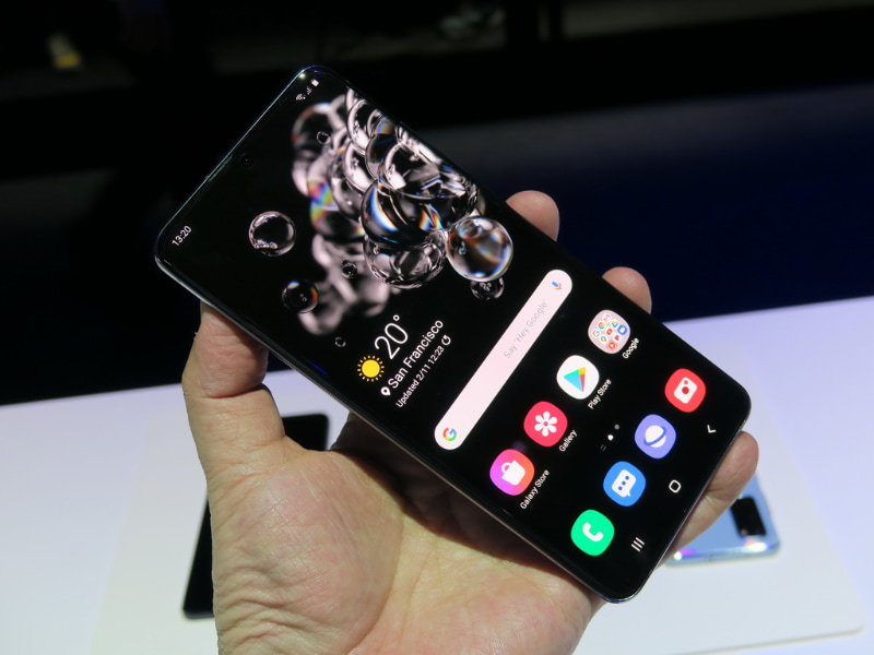 Galaxy S20 Ultraの本体前面。さすがに6.9インチともなると、筆者の手にも大きく感じられるが、十分に持てるサイズ