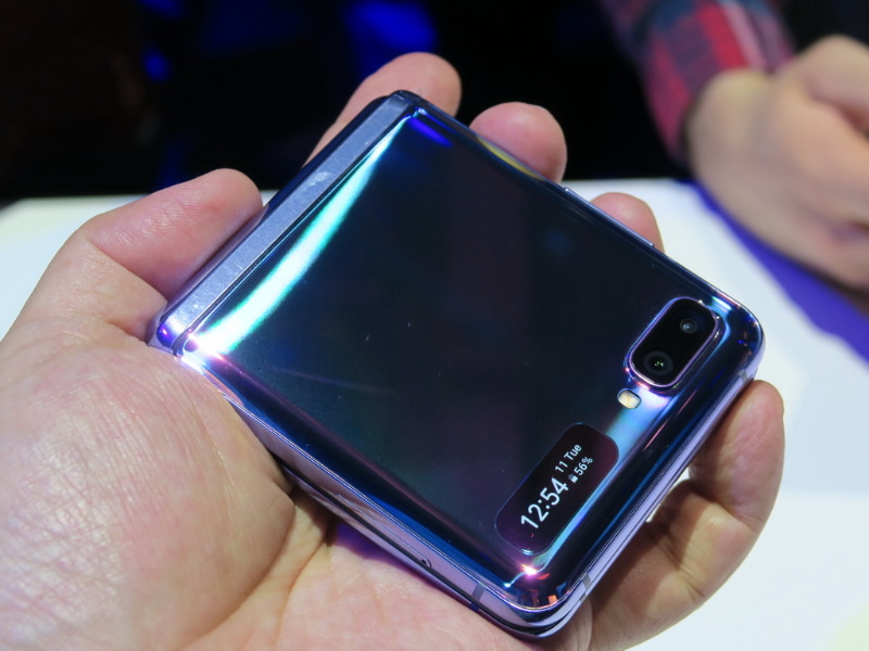 本体と閉じると、筆者の手のひらに収まるコンパクトサイズ