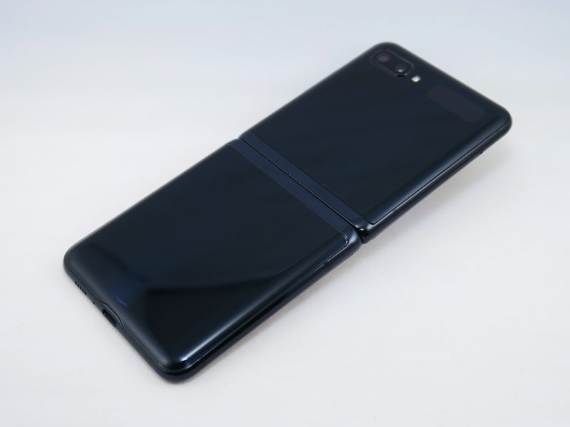 背面は光沢感のある仕上げだが、かなり滑る触感。グローバル版はパッケージにシェルタイプのカバーが同梱される