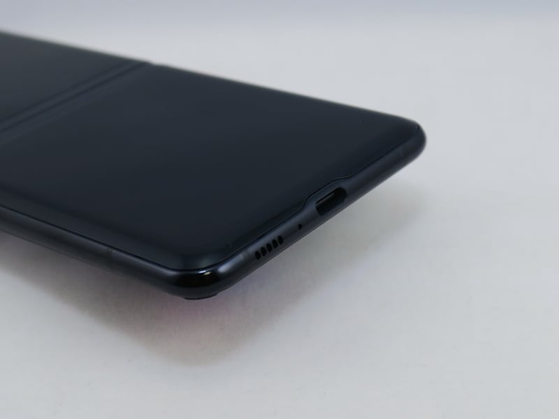 下部にはUSB Type-C外部接続端子を備える。3.5mmイヤホンマイク端子はない。防水防塵にも非対応