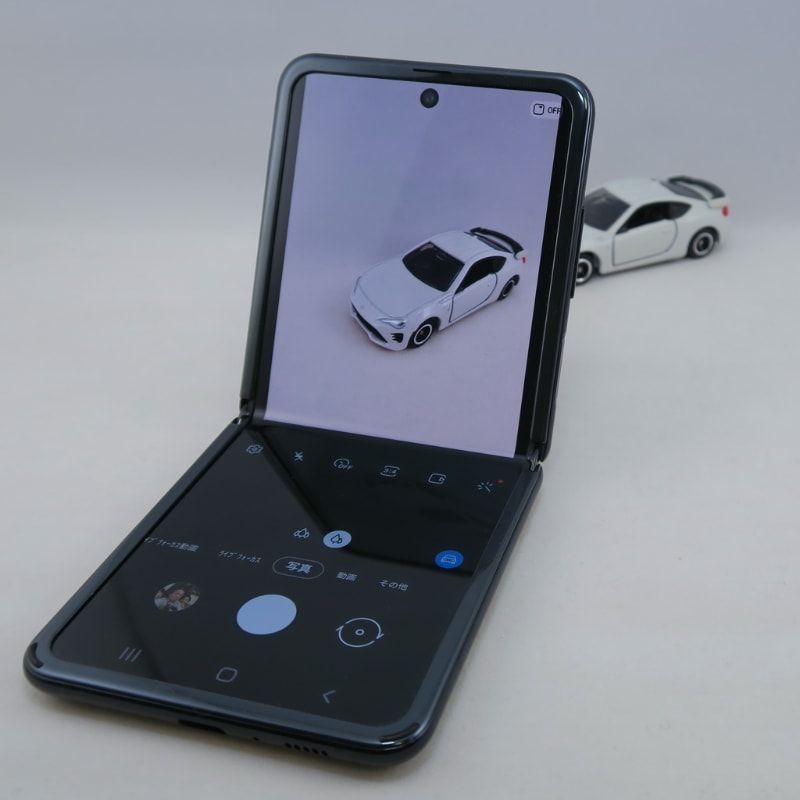 FLEX MODEでカメラを起動すると、上部がファインダー、下部が操作パネルが表示される。多くの標準アプリがこうした表示に対応する