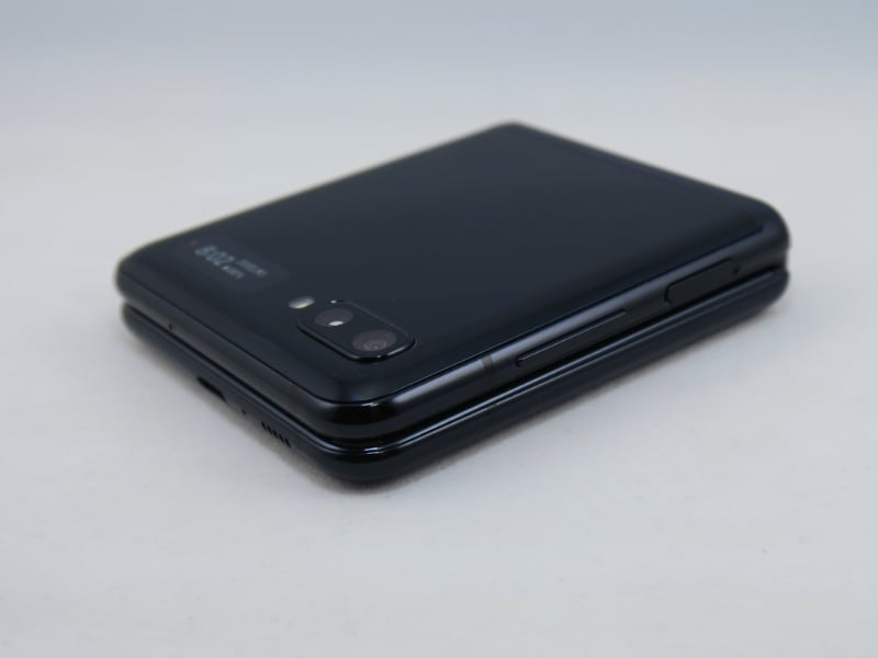 本体を閉じた状態。上部と下部の側面がラウンドしているため、合わせ部分には指を入れて、開けやすい