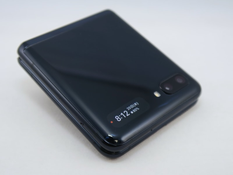 カバーディスプレイには日時や通知などが表示可能。通知はタッチ操作もでき、着信も応答できる