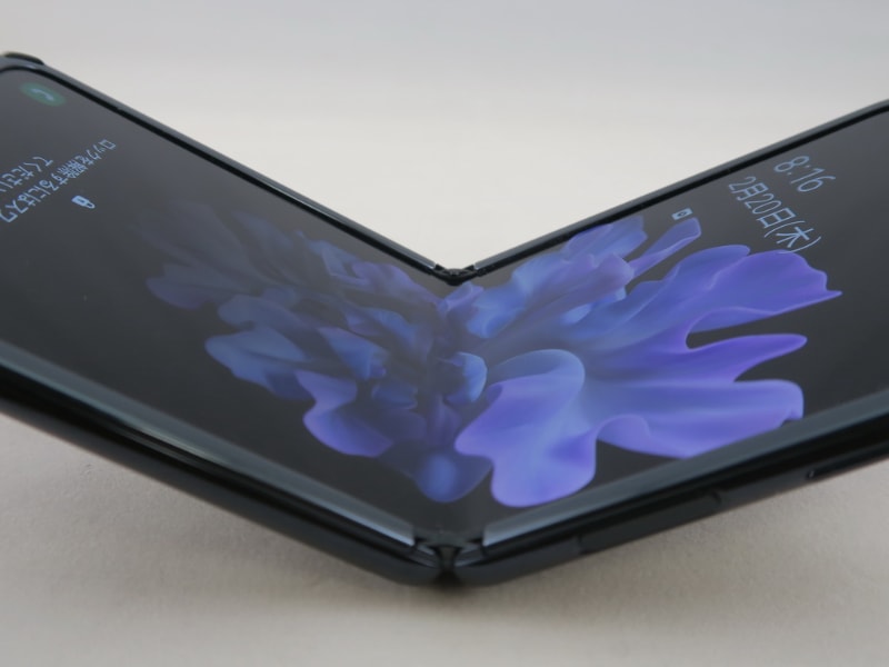 ディスプレイの折り曲げ部分を見ると、ガラスを上部、下部、ヒンジ部の3つに分けて、折り曲げているようだ。Galaxy Foldのフィルムに比べ、表示が波打つような印象はない