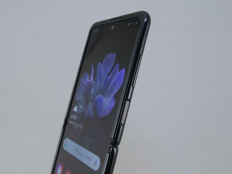 本体上部の右側面には指紋センサー内蔵電源キーを備える。本体を開いた状態で使うことができる