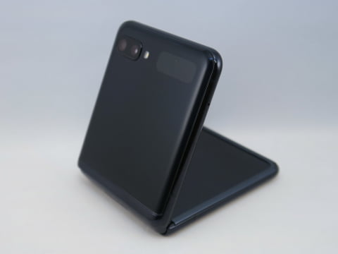 Galaxy Z Flip」はコンパクトに大画面を楽しめる - ケータイ Watch