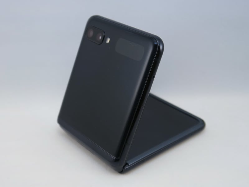 本体を途中まで開いた状態の背面。この状態でカメラを起動して、撮影したり、もう少し開いて、インカメラで自撮りなどができる