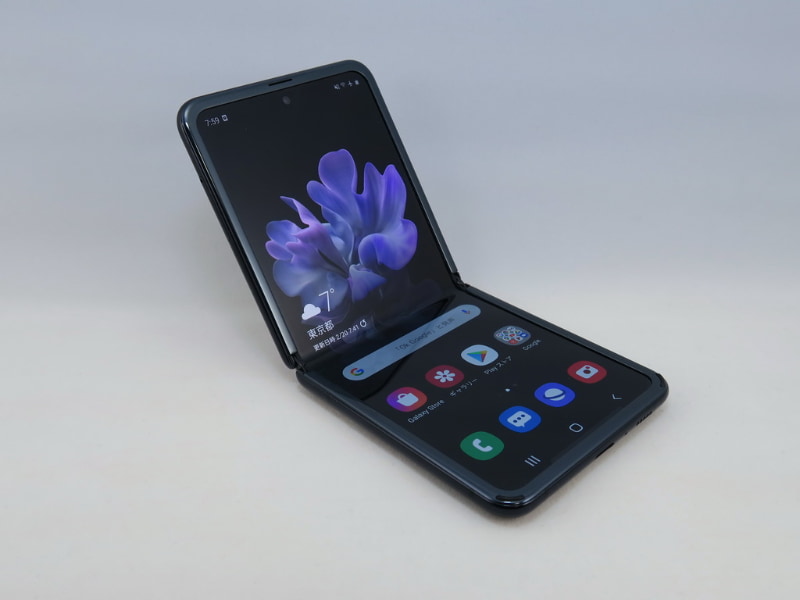 Galaxy Z Flipの使い勝手を拡げるのがFLEX MODEと呼ばれる本体を開いた状態。ただ、開閉の手間は賛否の分かれるところかもしれない