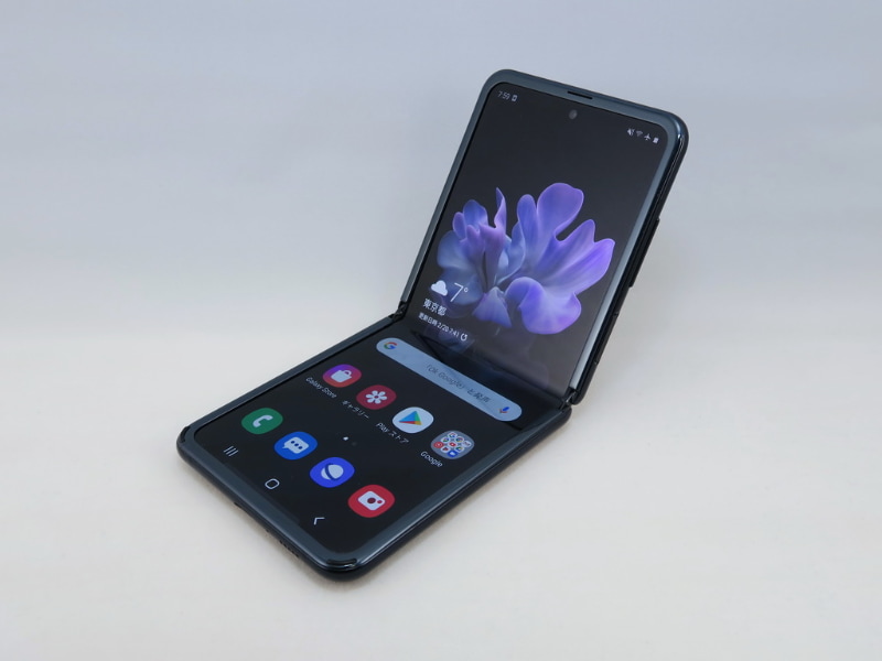 サムスン「Galaxy Z Flip」、オープン時：約167.3mm（高さ）×73.6mm（幅）×7.2mm（厚さ）、オープン時：約87.4mm（高さ）×73.6mm（幅）×17.3mm～15.4mm（厚さ）、約183g（重量）、ミラーブラック（写真）、ミラーパープルをラインアップ