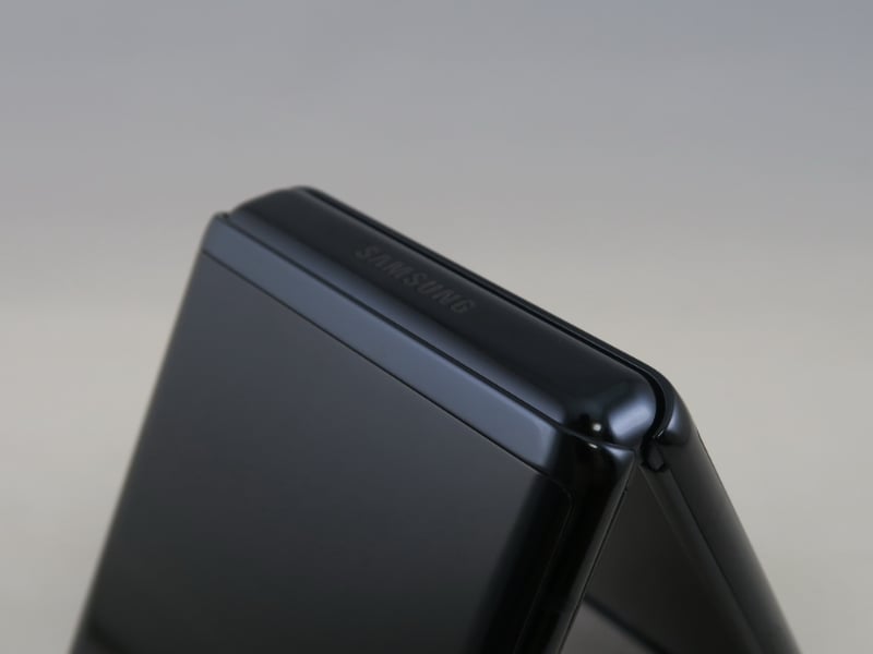 ヒンジ部分は外部からのホコリなどの侵入を防ぐため、合わせ部分はかなり隙間がすくない。内部にはブラシも内蔵されているという。グローバル版は「SAMSUNG」のロゴだが、au版は「Galaxy」のロゴがデザインされる