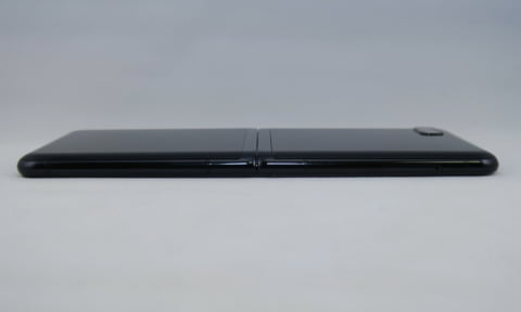 Galaxy Z Flip」はコンパクトに大画面を楽しめる - ケータイ Watch