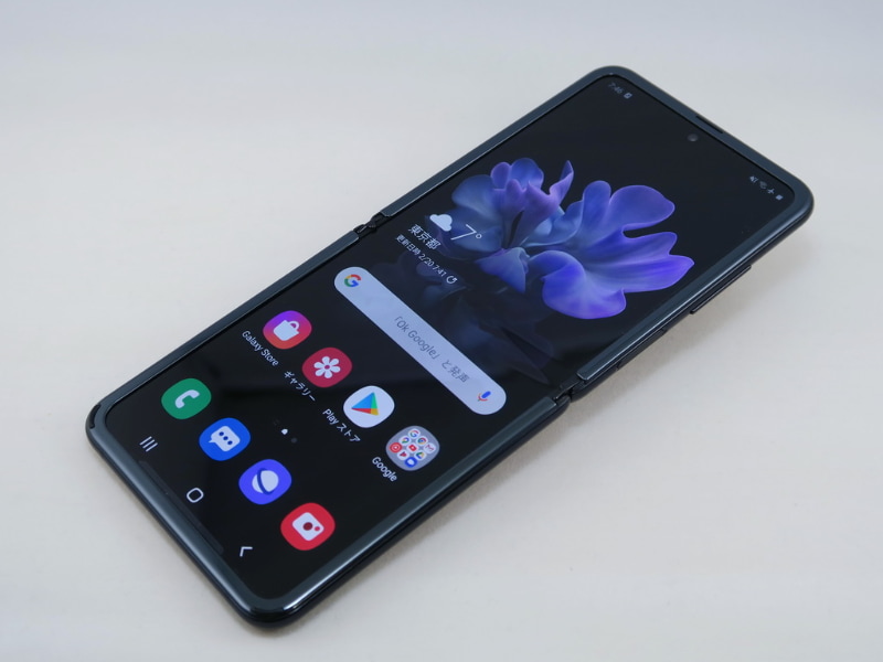 本体をフルに開いた状態。この状態のまま、使うこともできる