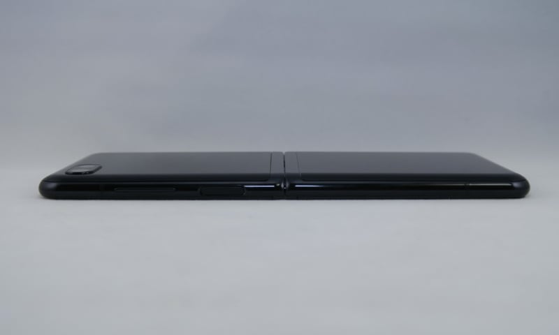 本体右側面は上部側に指紋センサー内蔵電源ボタン、シーソー式の音量キーを備える