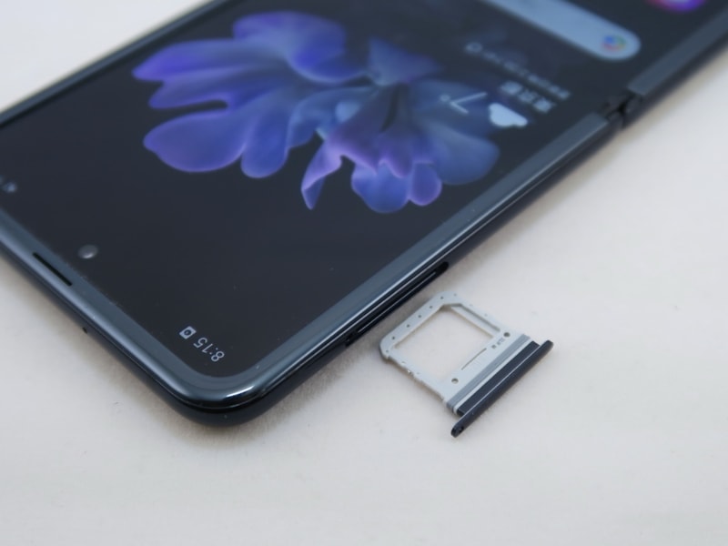 SIMカードはnanoSIMカード対応。メモリーカードは非対応。デュアルSIMか、シングルSIMかは発売される国と地域によって、異なる。au向けの国内版はシングルSIM