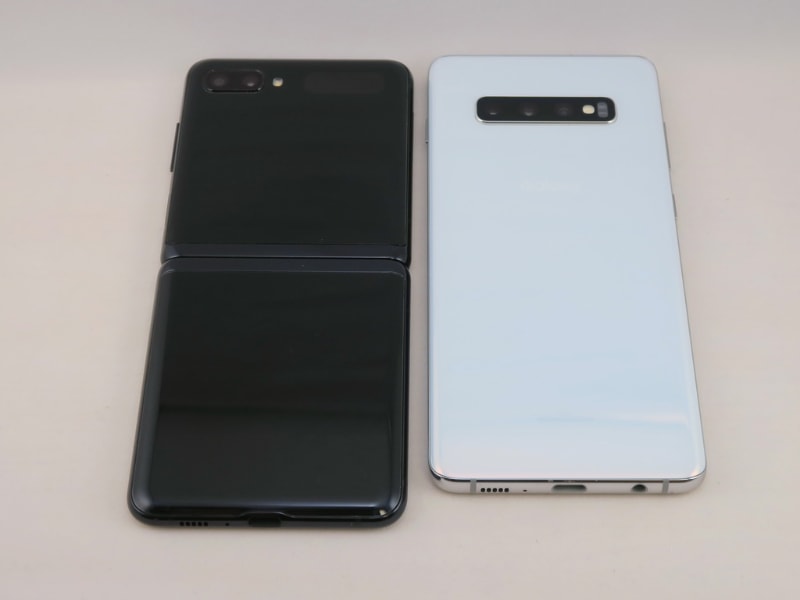 Galaxy Z Flip（左）とGalaxy S10＋（右）の開いた状態の背面。長さの違いがよくわかる。Galaxy Z Flipの方が側面付近のラウンドの曲線仕上げが緩やか