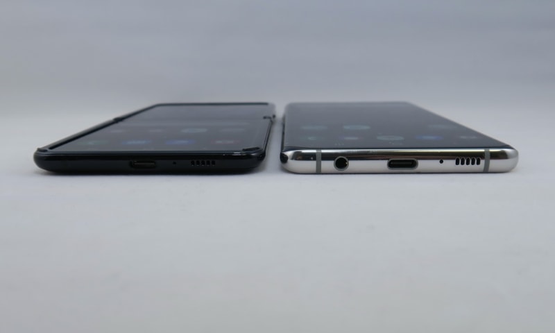Galaxy Z Flip（左）とGalaxy S10＋（右）の下部から撮影。Galaxy Z Flipのディスプレイを保護する周囲の凸部を含めると、Galaxy S10＋とほぼ同じ厚み。昨年のGalaxy Foldを考えると、かなりのスリム化を実現