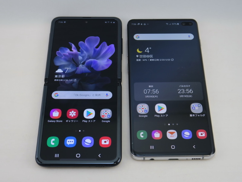 Galaxy Z Flip（左）とGalaxy S10＋（右）の開いた状態。長さはGalaxy Z Flipがわずかに長いが、幅はほとんど変わらない