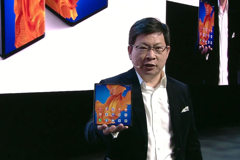 Mate Xsを手にするリチャード・ユー氏