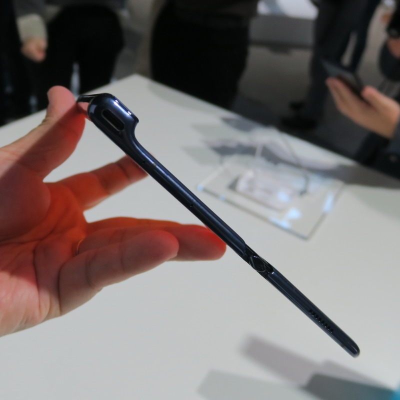 本体を開いた状態の底面。ディスプレイ部分は薄く、無線部品の多くは左側のカメラ部に格納されているという