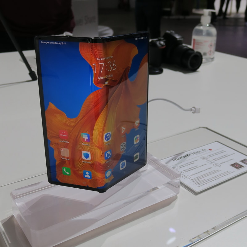 本体を少し開いた状態で立てることもできる