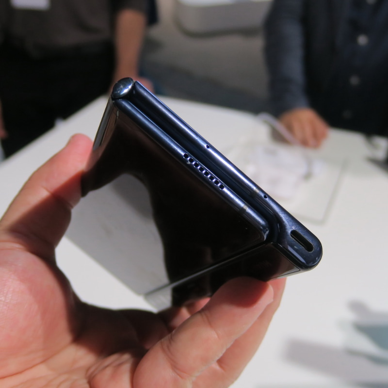 本体を折りたたんだ状態の底面。ディスプレイ2枚分の厚みになるが、ディスプレイ部がかなり薄いため、持った印象は分厚さを感じさせない