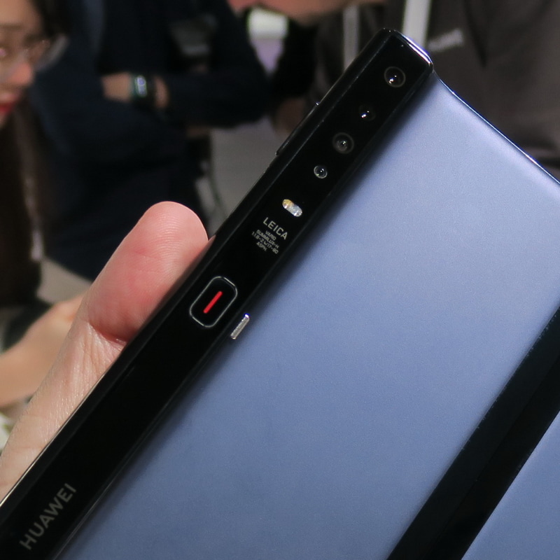 カメラはLeicaトリプルカメラを搭載。ToFカメラも備える。親指の近くにある四角いボタンを押すと、本体が開く構造