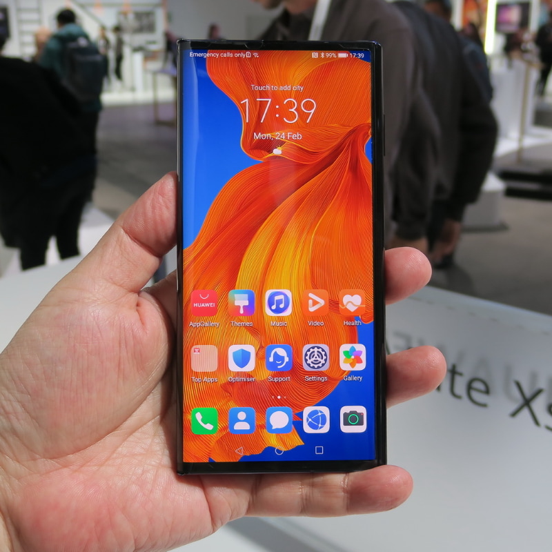 本体を閉じた状態。ボディサイズは同じで、本体幅はコンパクトで持ちやすい