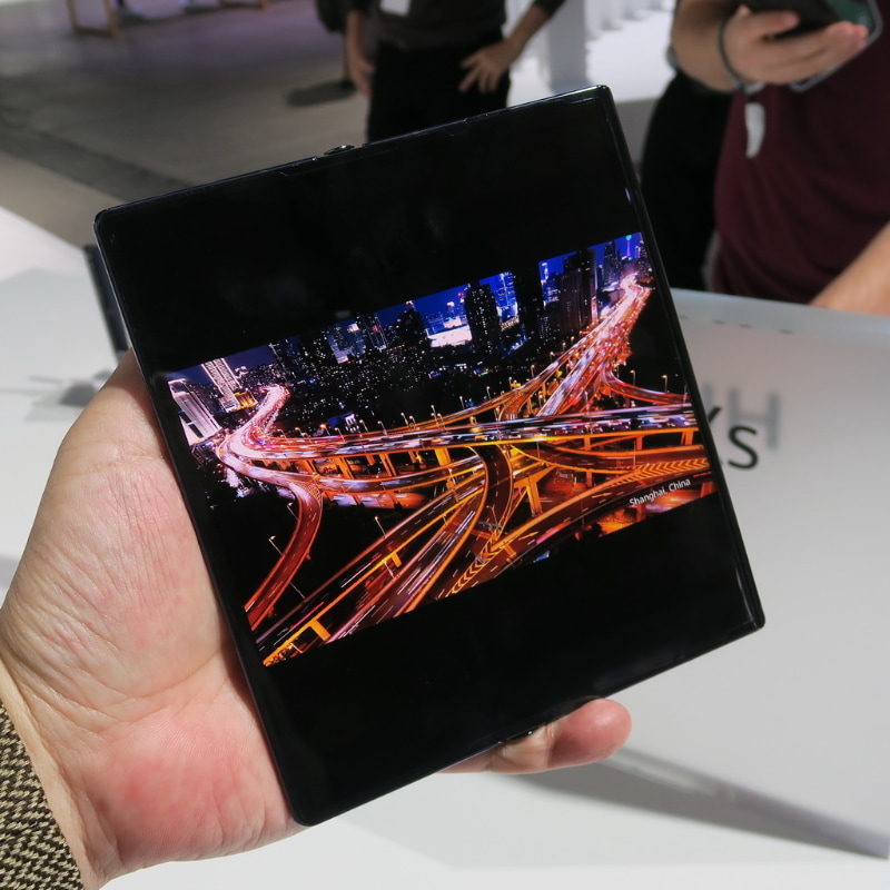 映像コンテンツなどを視聴すると、画面の中央に表示される。かなり大画面で楽しめる印象