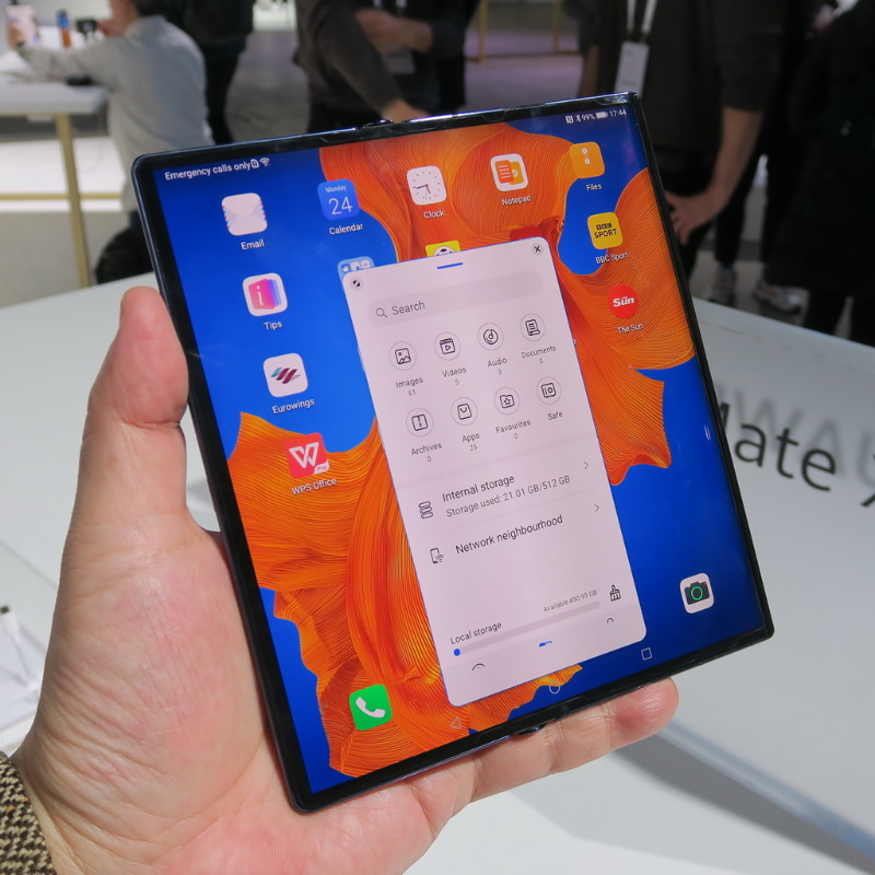 側面から内側にスワイプしたときに表示されるメニューから電卓などのアプリを起動すると、デスクトップ上にウィンドウ表示される。位置も自由に動かすことができる