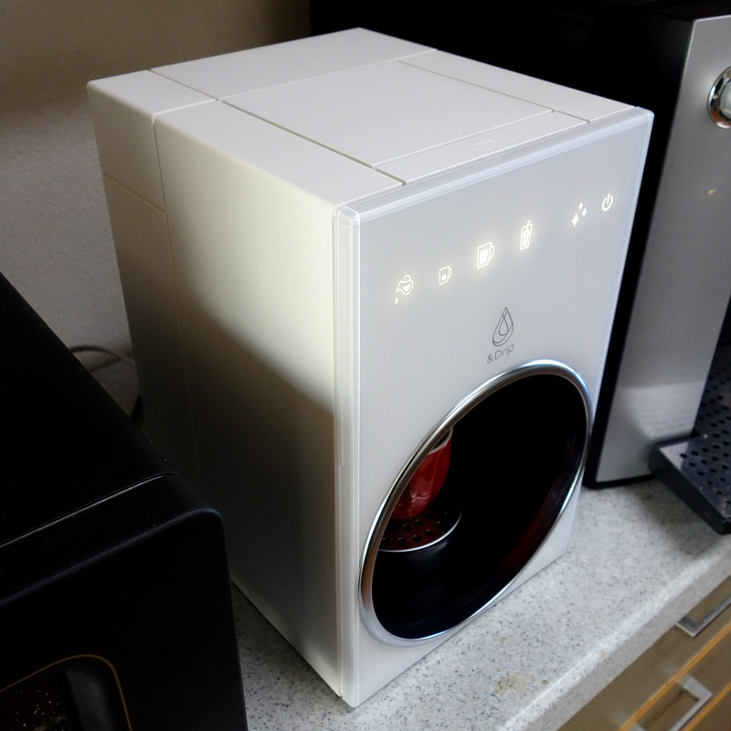 コカ・コーラ社のドリンクメーカー「＆Drip（アンドドリップ）」。直方体の可愛らしい佇まいが可愛らしいです