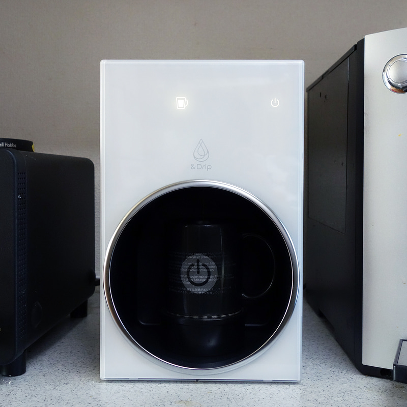 ボタンを押したら、後は待つだけ。淹れ終わりには特徴的な曲が流れます