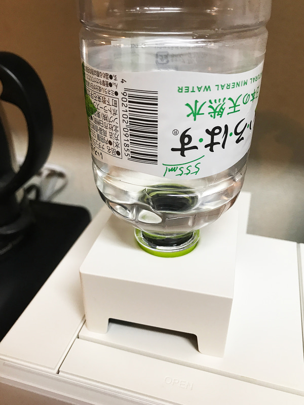 専用アダプタを用い、「いろはす」をセットして使うこともできます。衛生面が気になる方も安心です