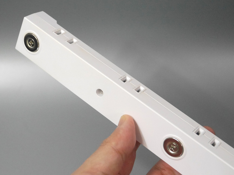 底面にはマグネットも備える。タップが縦置きの状態で最大900gまでの荷重をスチール面に取り付けられる