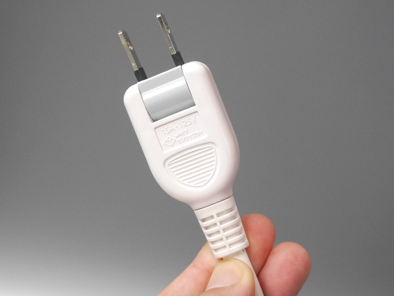 プラグはスイング仕様。今回購入したのはケーブル2mのタイプ