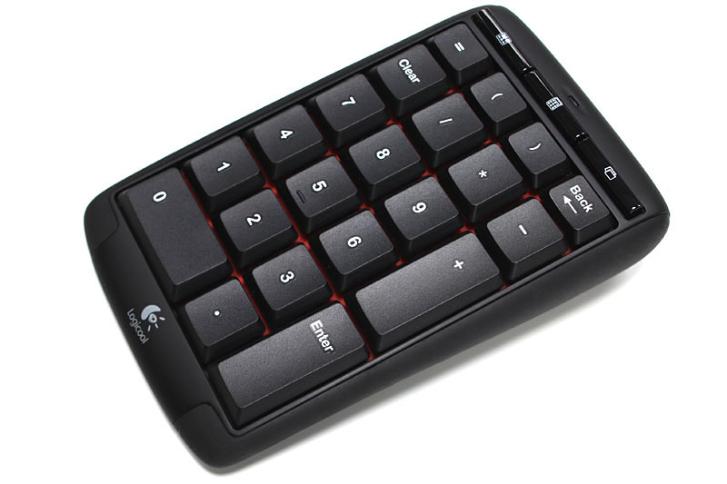 左はロジクール「N305」というPCと無線接続して使うテンキーパッド（生産終了品）。左はカシオの「<a href="https://casio.jp/dentaku/products/MZ-20/" class="strong bn" target="_blank">MZ-20</a>」で、PCとUSB接続して使うテンキーパッドでありつつ、電卓で計算した数値をPCに送れたりしつつ、単体の電卓としても機能するという製品。MZ-20は現行品で、2300円くらいで売られている。