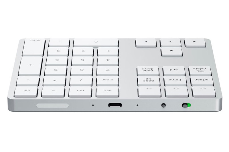SATECHIの「BLUETOOTH EXTENDED KEYPAD」。Bluetooth接続のテンキーパッドで、macOS用のショートカットキーも搭載。さらにカーソルキーまである!!!　本体はアルミ製でUSB充電（USB-C）して使用。Amazonで4899円で購入した。