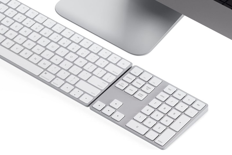 裏面には技適マーク。アップルのApple Magic Keyboardと並べると大きさもデザインもよくマッチする。