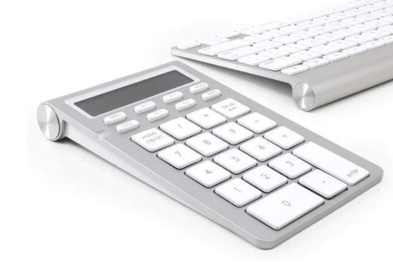 Apple Wireless Keyboardのようなデザイン。Apple Wireless Keyboardと並べるとデザイン的によくマッチする。ただしこのテンキーパッドの銀色の部分は樹脂製。