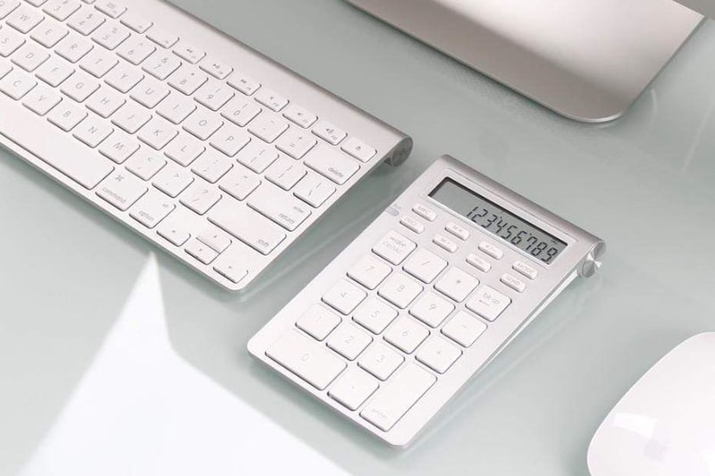 Apple Wireless Keyboardのようなデザイン。Apple Wireless Keyboardと並べるとデザイン的によくマッチする。ただしこのテンキーパッドの銀色の部分は樹脂製。
