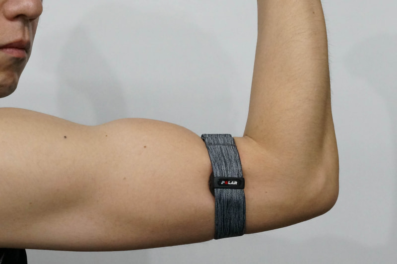 Polarの「OH1」の写真と見せかけて上腕二頭筋を見せていく写真。BMI値20のガリガリな筆者でも「Beat Saber」を1年プレイすればこのくらいにはなる