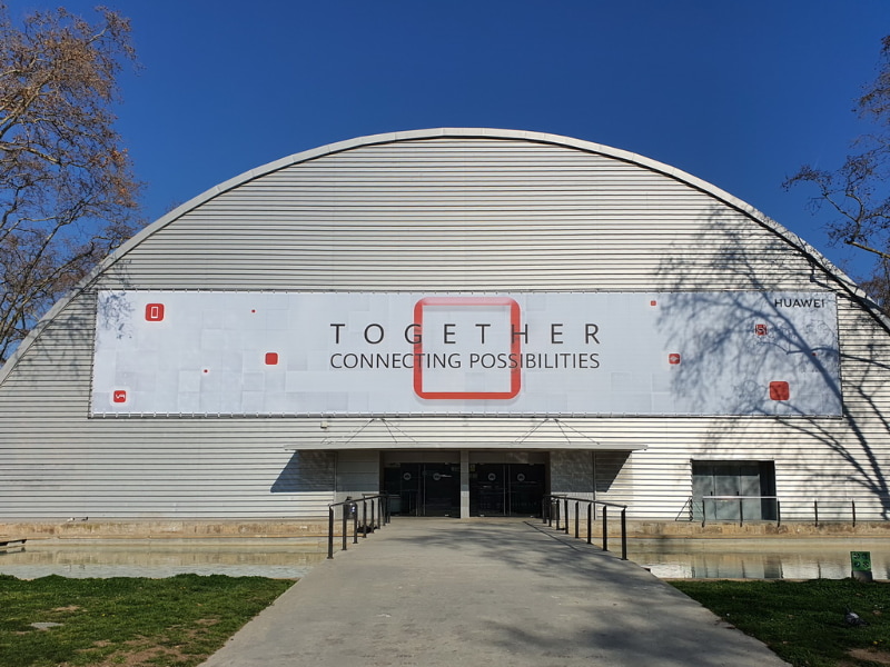 ファーウェイはバルセロナで、ストリーミング配信による発表イベントを開催