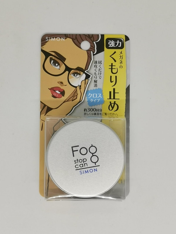 フォグストップ缶はSIMON（サイモン）という会社が販売しているメガネのくもり止めだ。300回も使えてしまうらしい。ファンキーな雰囲気に似合わない実力に期待が膨らむ