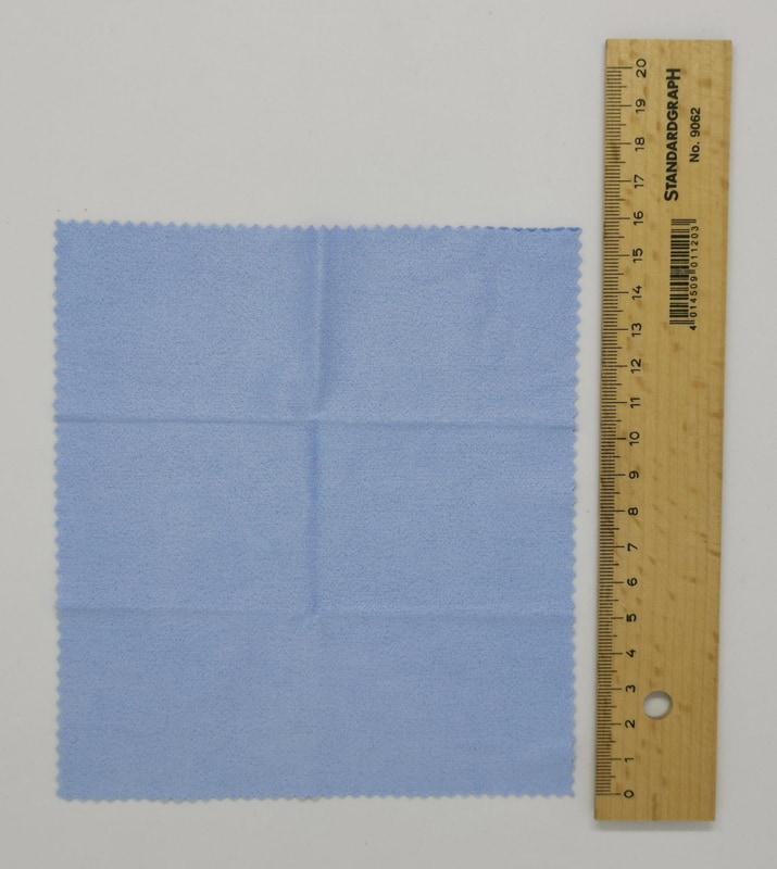 メガネクロスは一辺約15㎝の正方形のクロス。チョット湿り気があるようだが無臭