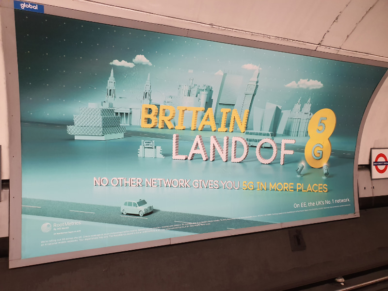 ロンドンの地下鉄広告。EEは5Gを開始しているがプリペイドではまだ利用できない