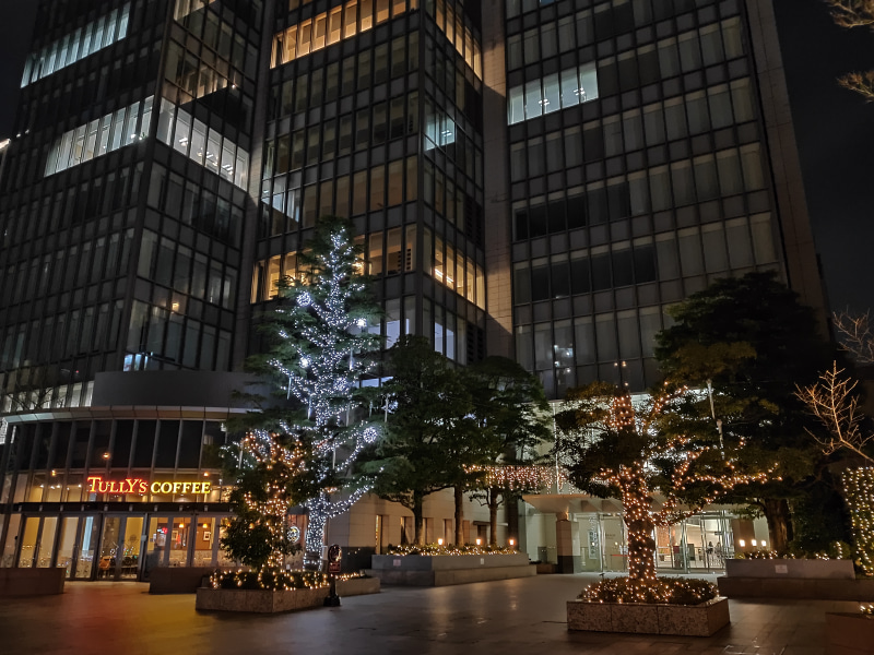 看板のライトアップもクッキリ写る