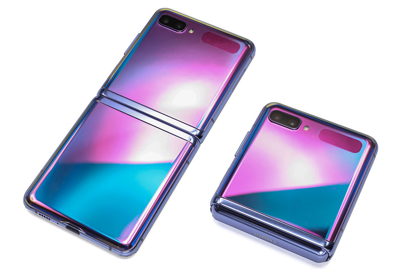 サムスン「Galaxy Z Flip」は一般的なスマートフォンのような形状だが、中央から縦方向に畳むことができる端末。非常にコンパクトに携行できるふたつ折り端末で、いわばクラムシェル型スマートフォンだ。日本ではauから発売され、au Online Shop価格は税込17万9360円。