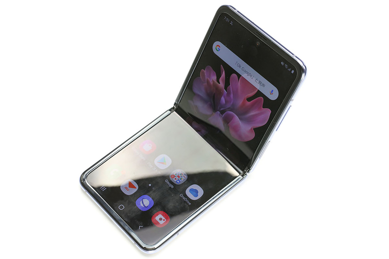 サムスン「Galaxy Z Flip」は一般的なスマートフォンのような形状だが、中央から縦方向に畳むことができる端末。非常にコンパクトに携行できるふたつ折り端末で、いわばクラムシェル型スマートフォンだ。日本ではauから発売され、au Online Shop価格は税込17万9360円。