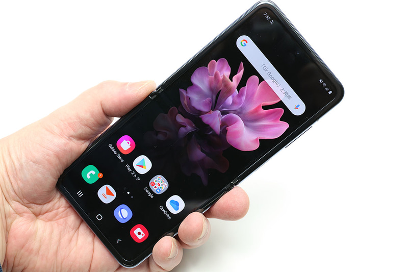 オープン時のサイズは約縦167.3×横73.6×厚さ7.2～6.9mm。質量は約183g。大画面スマートフォンとしては十分薄いという印象で、重さもわりと平均的。至ってフツーに握れる端末だ。