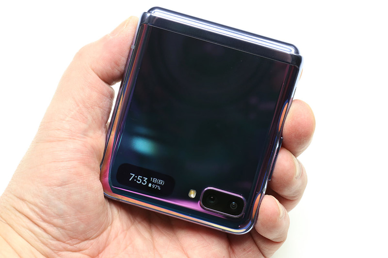 クローズ時のサイズは約縦87.4×横73.6×厚さ17.3～15.4mm。Galaxy Z Flipは中央ヒンジ部が厚めなので、厚さはこんな数値になっている。